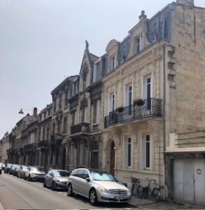 At 109, Rue Jean Soula, look up to see a cat peering down on you from the rooftop