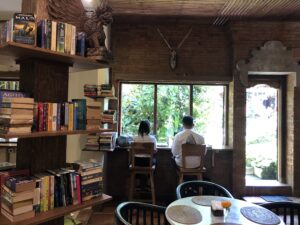 Ary’s book café