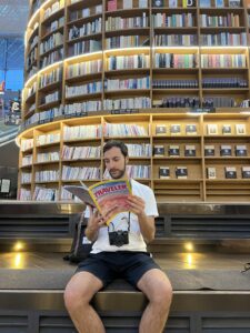 The first place in Seoul for book lovers should be the very Instagrammable Starfield Library. It has 13-meter-tall bookshelves and is home to more than 50,000 books.