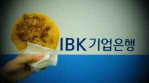 I had a hotteok at the Namdaemun Market – the stall was right in front of the IBK bank