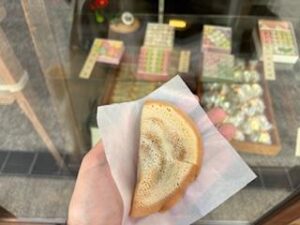 Murasuzume – thin pancakes filled with sweet red bean paste