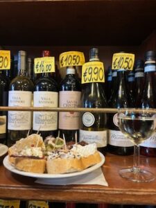 Cicchetti and a glass of wine at Cantine del Vino già Schiavi